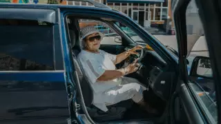 "Алданып қалған кездерім де болды". Семейде 72 жастағы әже такси жүргізушісі болып жүр