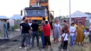 "Такая халтура нам не нужна": шымкентцев возмутила технология укладки асфальта в одном из районов города
