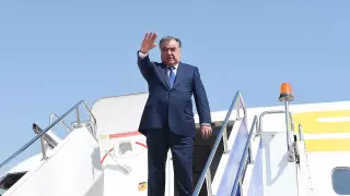 Кого взял с собой Эмомали Рахмон в Казахстан