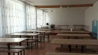 "Люди уезжают". Школа с единственным учеником работает в поселке Кенбай