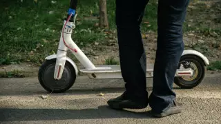 Казахстанец прокатился на электросамокате и лишился всех денег на банковской карте