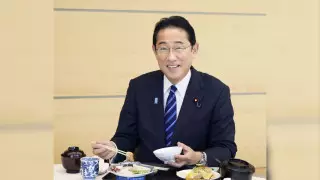 Премьер Японии попробовал рыбу из вод у Фукусимы