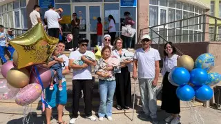 Девять лет мечтавшая о ребенке жительница Актау родила тройню