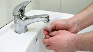 Кипяток вместо холодной воды несколько месяцев бежит в квартирах жителей в Костанае