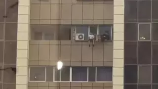 "Ходили по карнизу балкона": Подростков сняли на видео на 13 этаже в Астане