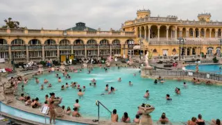 Жители тусовочного района Будапешта требуют угомонить шумных и пьяных туристов