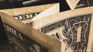 Курс доллара продолжает расти на торгах