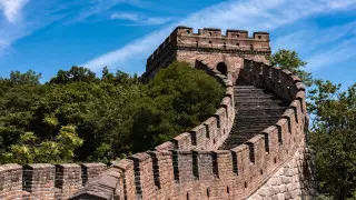 Рабочие проделали огромную дыру в Великой китайской стене, чтобы сократить путь до работы