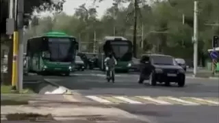 Автобус без водителя протаранил четыре машины в Алматы