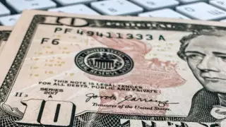 Названы официальные курсы доллара, рубля и евро на выходные