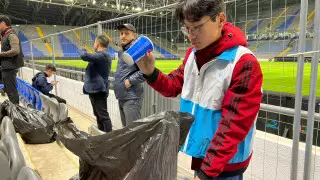 Болельщики восхитили казахстанцев, убрав за собой мусор на "Астана Арене"
