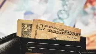 Тенге значительно окреп по отношению к доллару за выходные