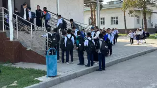 "Төрт ауысыммен оқиды, екі шақырым жаяу жүреді". Қошмамбеттің оқушылары азаппен білім алып жүр