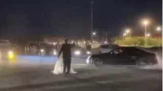 Лихач на Mercedes устроил дрифт на площади аэропорта Атырау