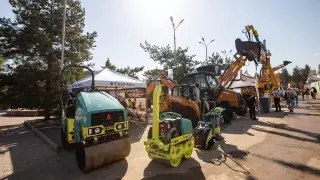 КЦДС "Атакент" в Алматы сегодня заполнился огромной спецтехникой и машинами