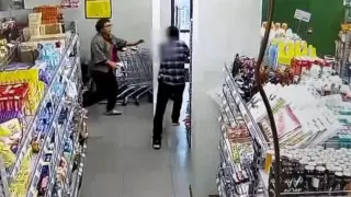 Кассирша отбила у грабителя дорогой виски в Астане