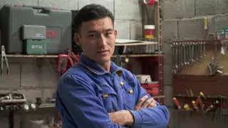 "Айына миллион теңге табамын". Көлік жөндейтін азамат жұмысының қыр-сыры туралы айтты