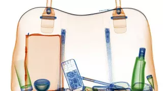 В самолет нельзя проносить жидкости. Но почему?