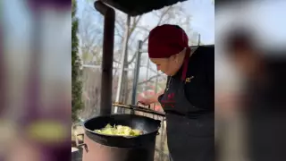 "Қонақ келгенше кетіп қалыңызшы". Әншілердің отбасылық аспазына айналған Назгүл мамандығының құпиясын бөлісті