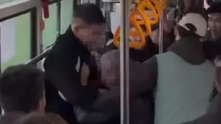 Драка подростка с пенсионером в автобусе в Семее попала на видео