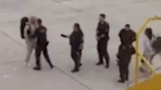 Буйного пассажира пришлось примотать скотчем к креслу на рейсе в Бангкок