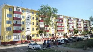 В Атырау крыша многоэтажки протекает после ремонта за 37 миллионов тенге