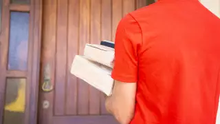 Ребенок, луковица и ведро бешбармака: какие необычные посылки доставляют курьеры