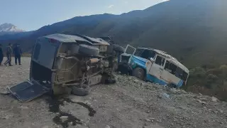 Автобус и УАЗ столкнулись по дороге на Каинды: есть погибший