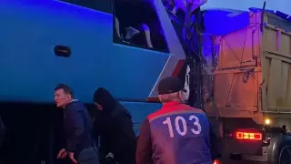 Пассажирский автобус столкнулся с двумя авто в Костанайской области