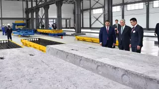 Окна, трубы, зеркала. Токаеву показали, что производят в Кызылординской области