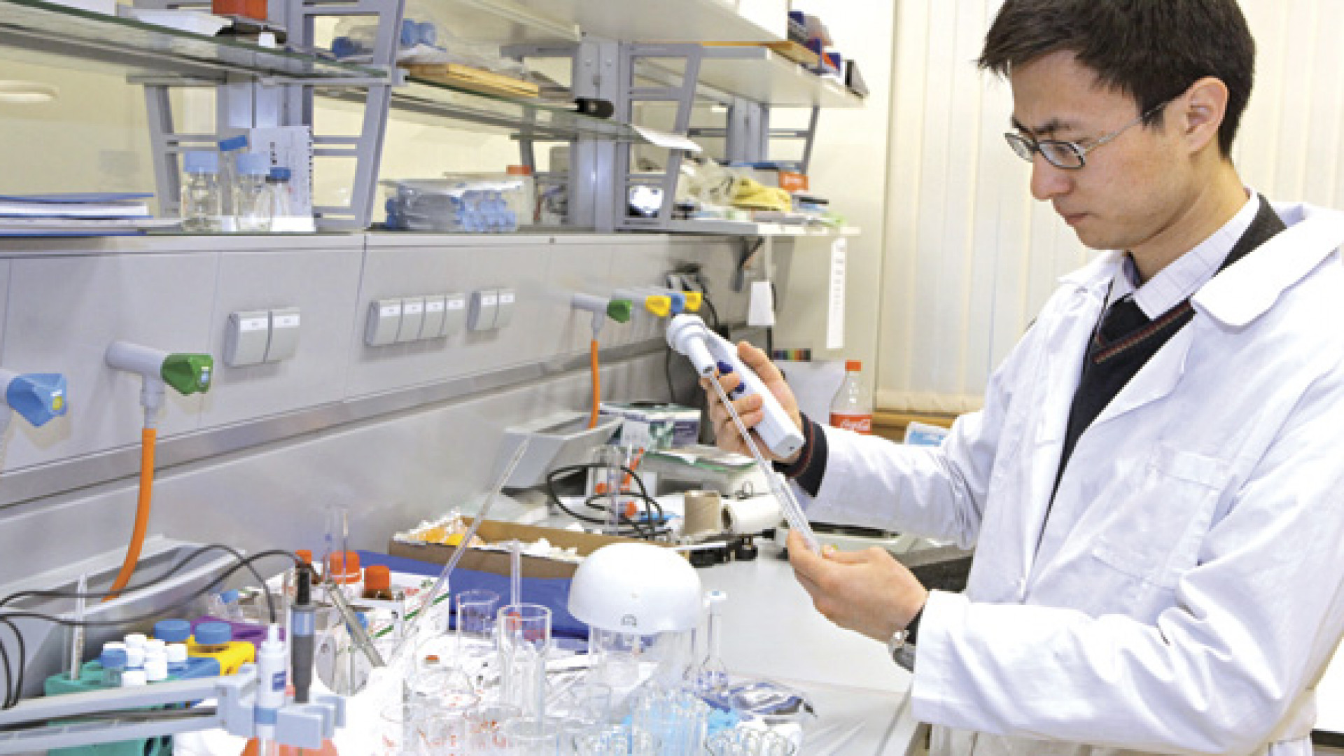 Одна операция вместо двух. Над созданием саморассасывающихся имплантов работает казахстанский ученый