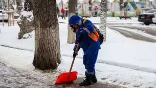 Акимат заплатил за уборку еще не выпавшего снега