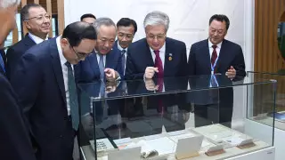 Токаеву показали в Китае его студенческую карту с оценками