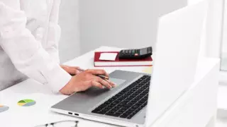 Министра спросили о миллионных выплатах руководству ФСМС