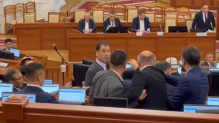 Депутаты устроили потасовку на заседании парламента Кыргызстана