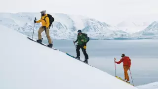 Какой пуховик выбрать для предстоящей зимы, рассказали стилисты