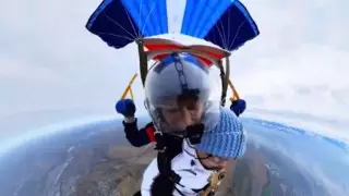 Алматинка исполнила кюй во время прыжка с парашютом