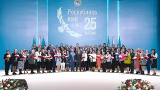 Досаев вручил алматинцам госнаграды от имени Президента ко Дню Республики