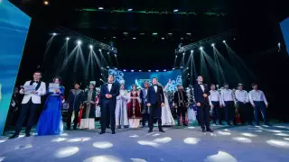 Аким Атырауской области в честь Дня Республики наградил  жителей региона