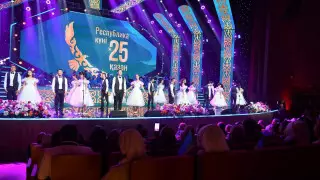 Артисты Jana lep порадовали жителей Туркестана в честь Дня Республики