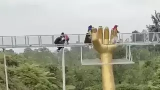 Туристка сорвалась со стеклянного моста в Индонезии и погибла