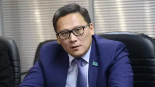 Экс-ректору МУИТ Дамиру Шыныбекову смягчили наказание