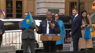 "Мы одинаковые". Мэр Нью-Йорка взял в руки флаг Казахстана и выступил с речью