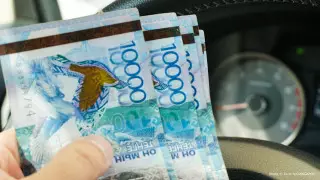 Съесть взятку предлагал полицейский своему напарнику в Актобе