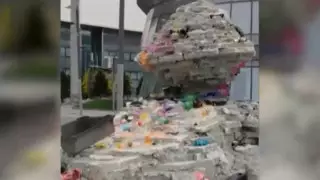 Мини-версию горы "Жумбактас" слепили из мусора в Астане