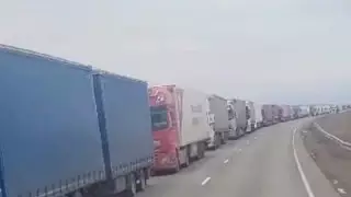 Огромные очереди на казахстанско-российской границе возмутили водителей