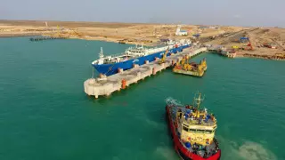 "Война в Украине бросила вызов". Макрон поддержал развитие Транскаспийского коридора