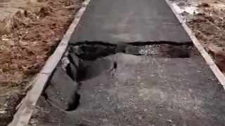 "Выделили 100 миллионов". Свежий тротуар провалился в Актобе