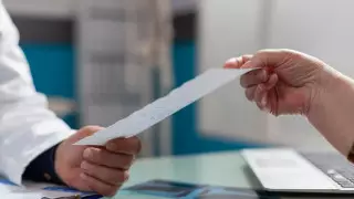 Для не застрахованных в ОСМС казахстанцев могут ввести новый запрет