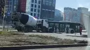Бетономешалка въехала в пассажирский автобус в Астане